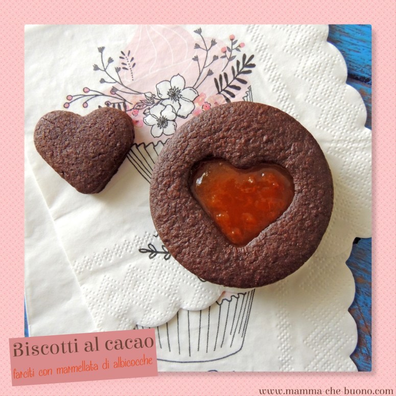 biscotti al cacao farciti con marmellata di albicocche